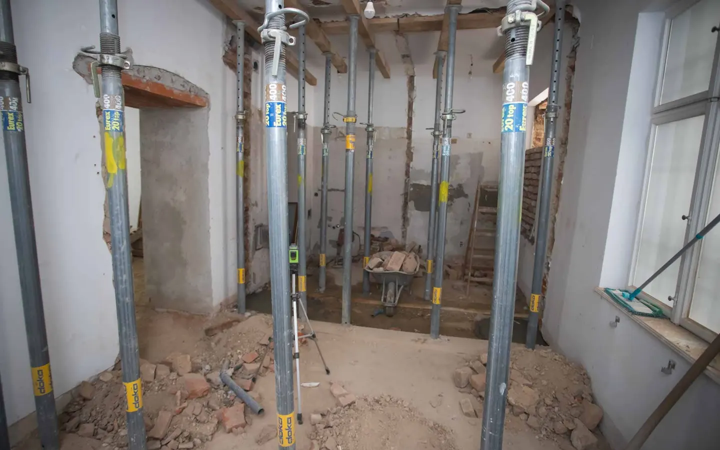 Pölzungen und Rückbau während einer Wohnungssanierung in 1070 Wien