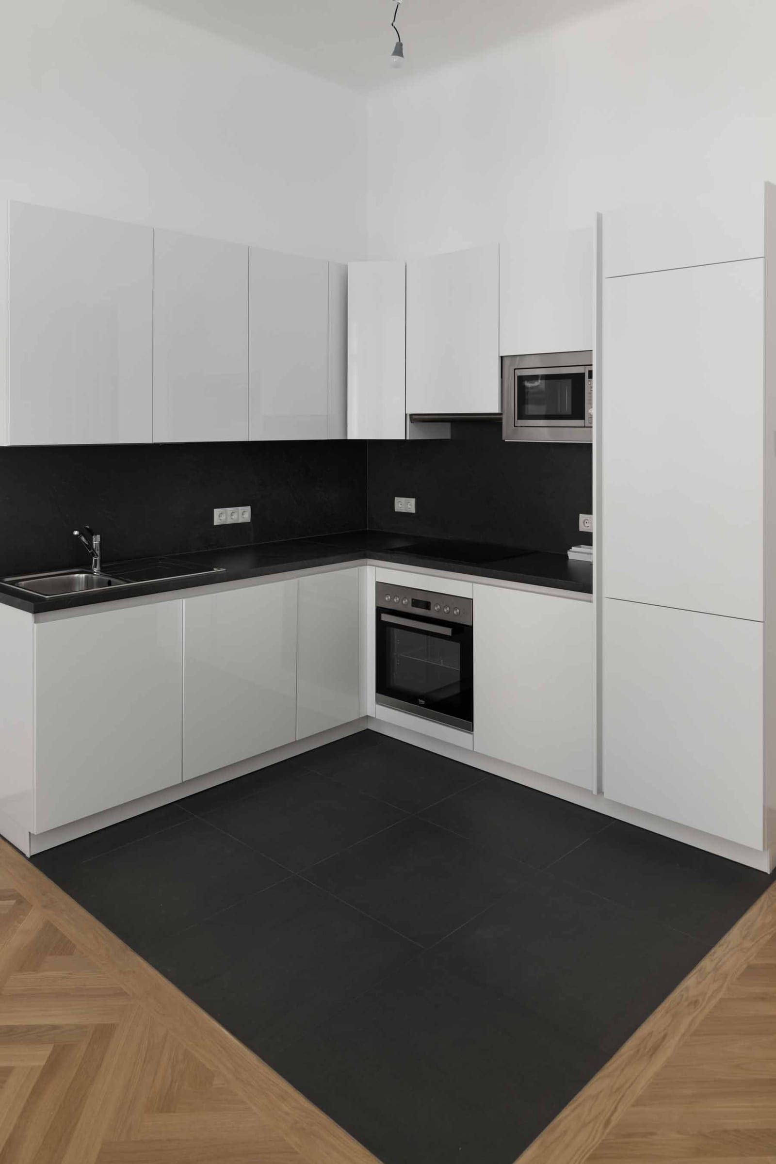 Fertig sanierte Küche einer Altbauwohnung in 1160 Wien
