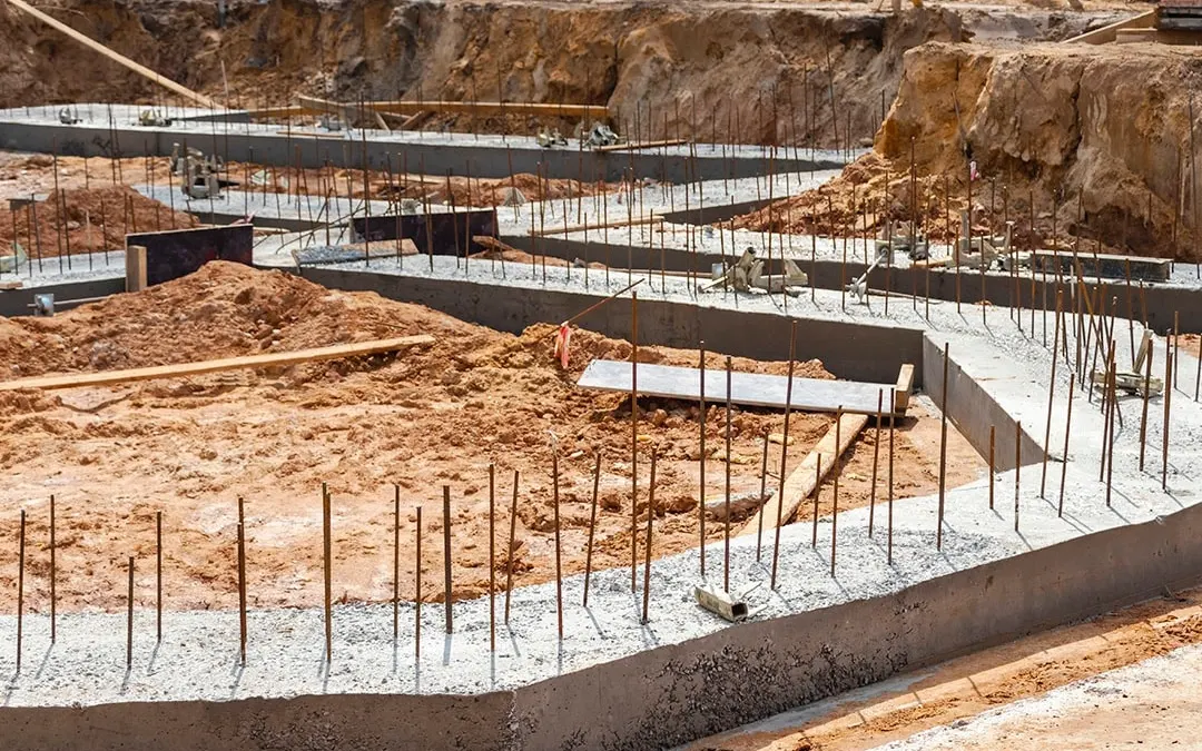 Fundament mit Bewehrung auf einer Baustelle