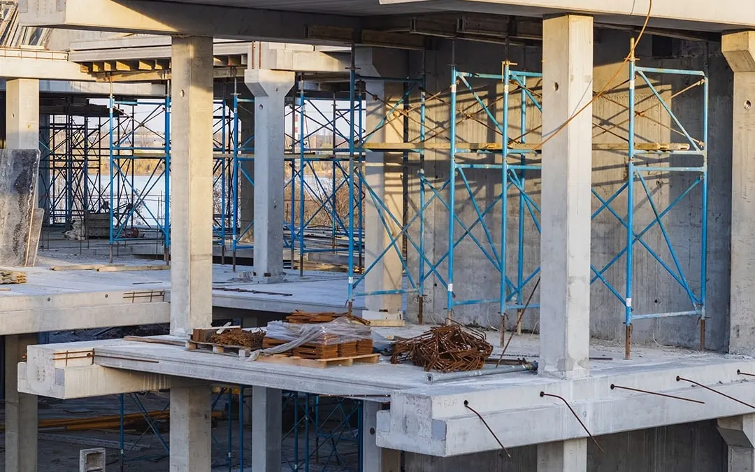 Rohbau mit Gerüst und Stützen auf einer Baustelle