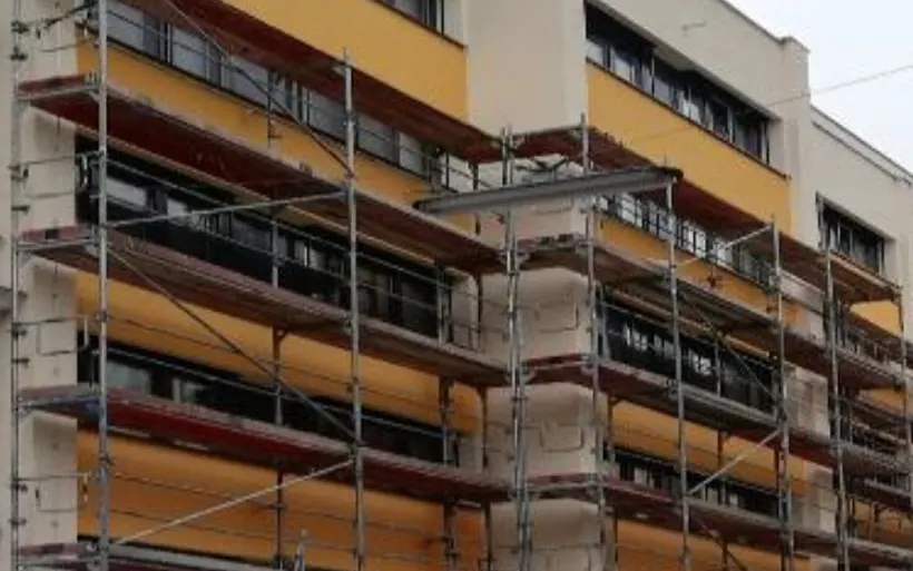 Eingerüstete Fassade während einer Sanierung in 1040 Wien